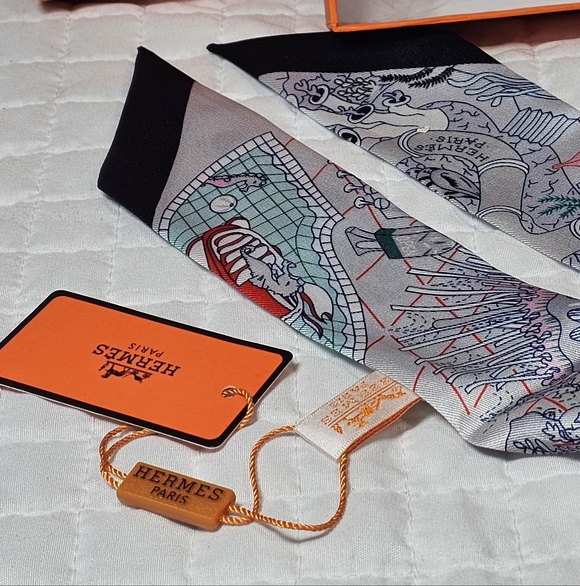 Hermès Pink And White Silk Twilly Scarf NWT And Box - Picture 4 of 10